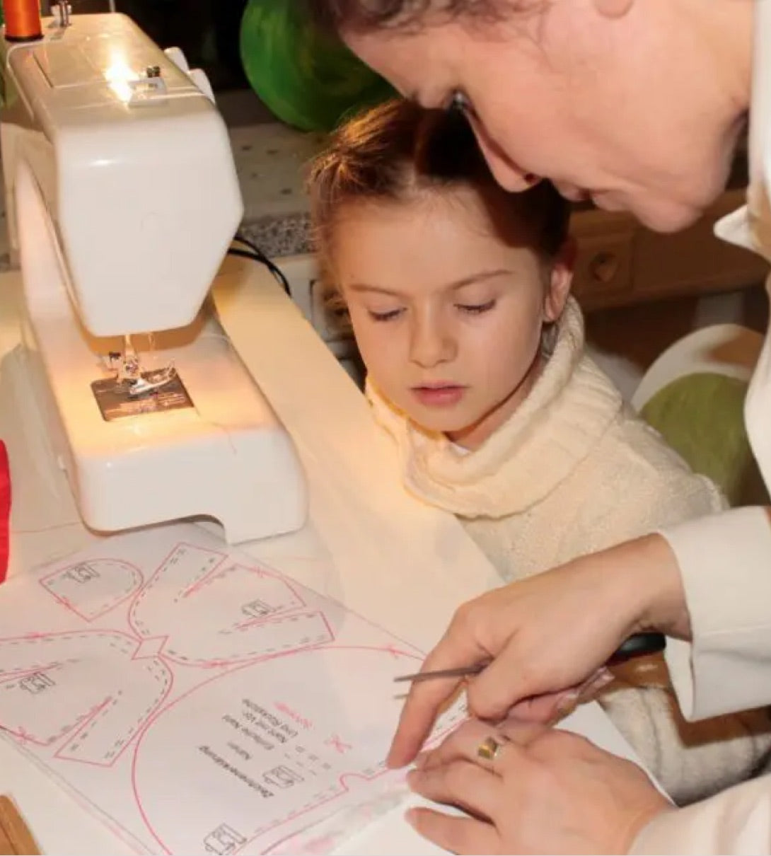 Kind näht an einer Nähmaschine.